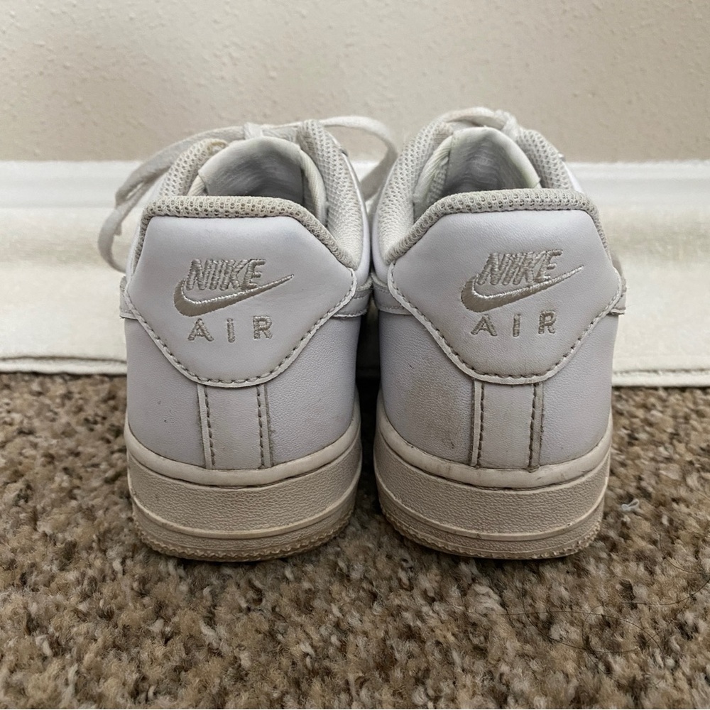 NIKE Air Force 1 shoes sneakers  white leather women ladies size 6.0 clean EUC - Picture 4 of 6